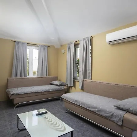 Valentino With Shared Pool Apartmán Ližnjan